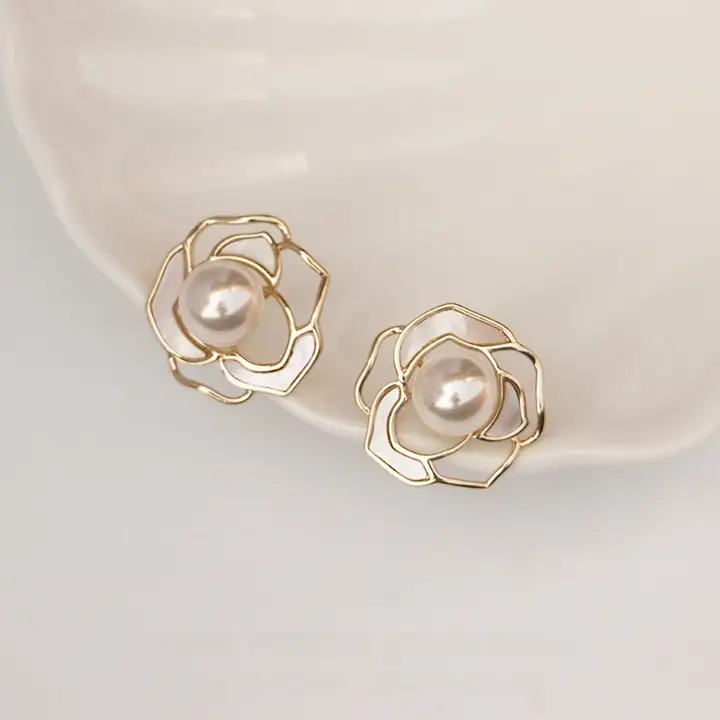 山茶花デザイン ホワイトシェルパールピアス【S925純銀・スタッドタイプ・ギフト用】