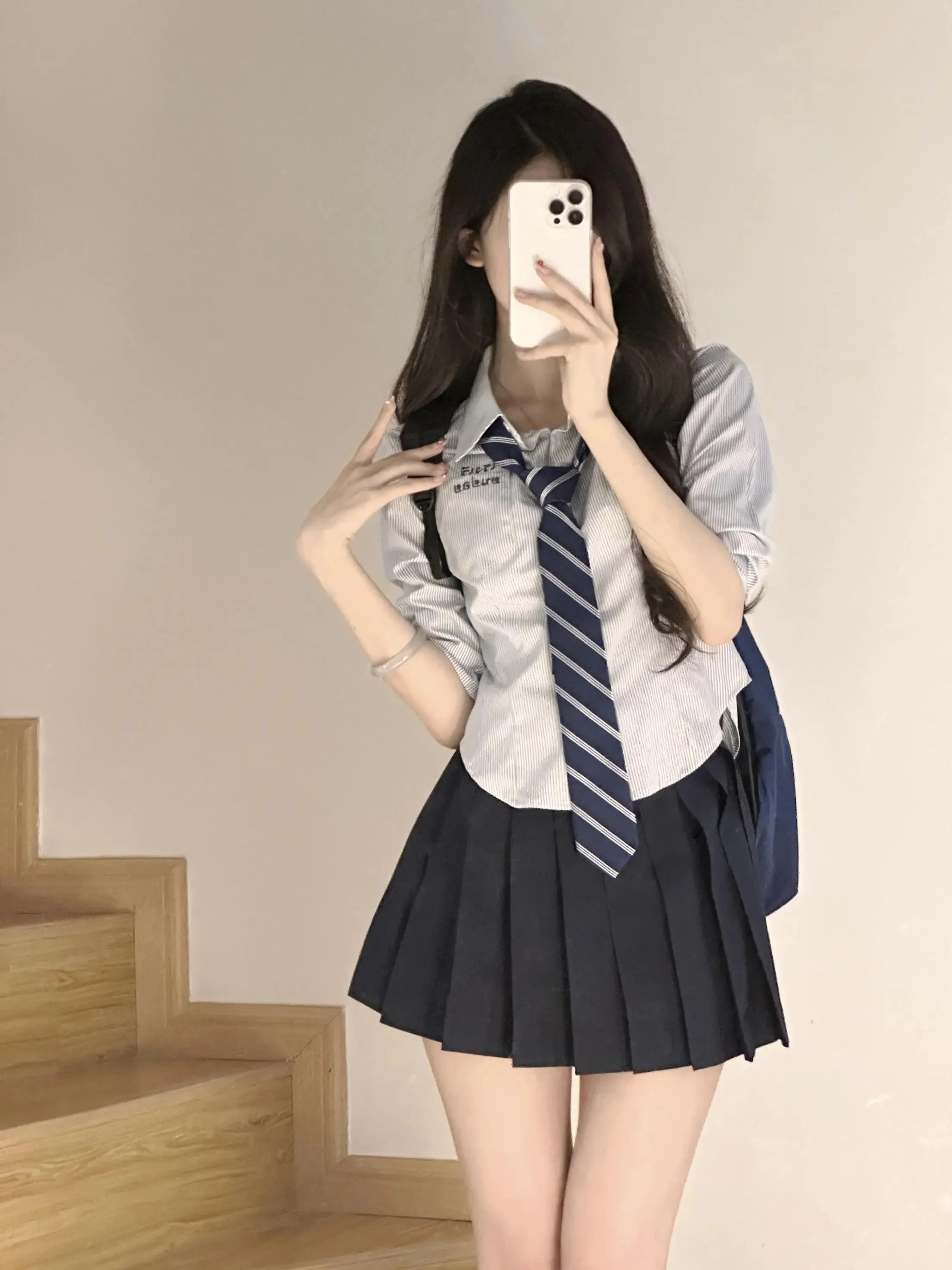 かわいい高校生制服をどう選ぶ？ストライプシャツとスカートの組み合わせが通勤にも合う理由