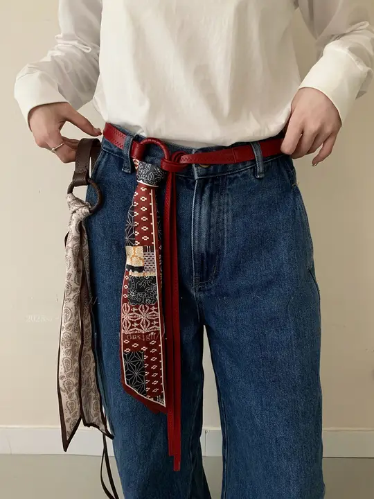 レトロなヒップホップスタイルのレッドシルクスカーフベルト【デニムパンツに最適・甘くてクールなディテール】