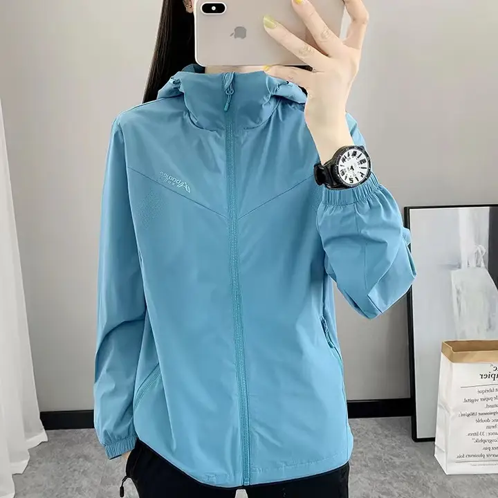 防水透湿の春秋用ソフトシェルアウター【軽量・登山・防風・レディース】