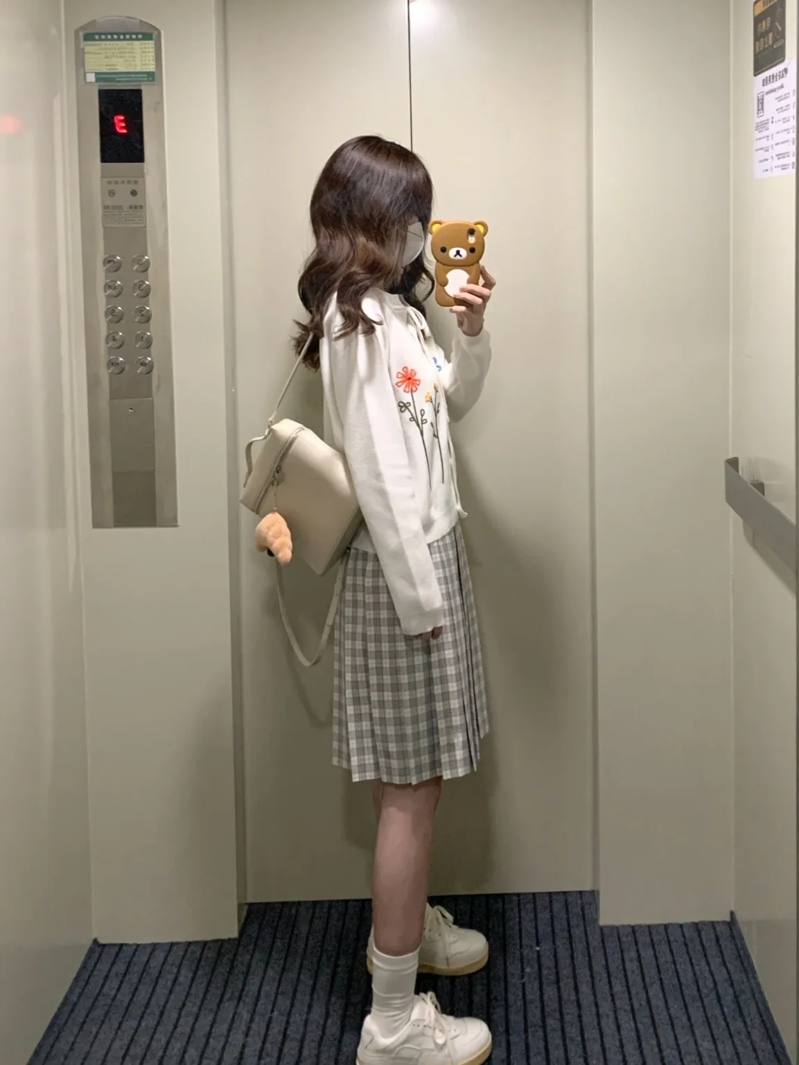 手作り刺繍の立体花デザイン編み上げカーディガン：かぎ針編み服の春夏向け実用性とデザイン特性