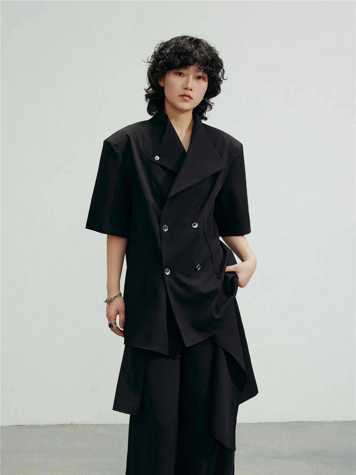 40代後半のファッションで「老けた」と感じない着こなしは？黒のダブルブレストショートスリーブジャケットが解決する