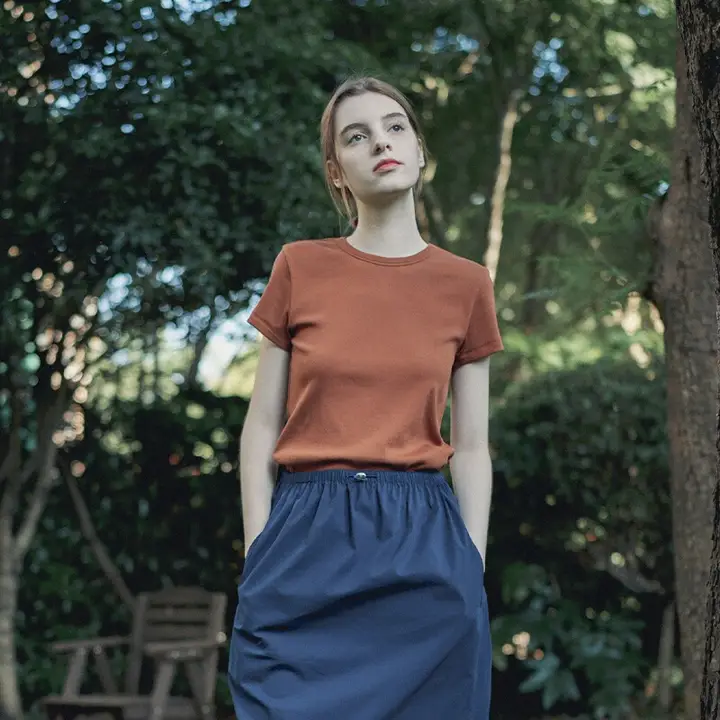 Marchnoon サテンボディのショートスリーブTシャツ【サステイナブルシルク・フィット・クルーネック・リブ編み】