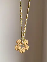 レトロな金色の手作りワイヤー編みハイビスネックレス【個性的でおしゃれ・鎖骨デザイン】