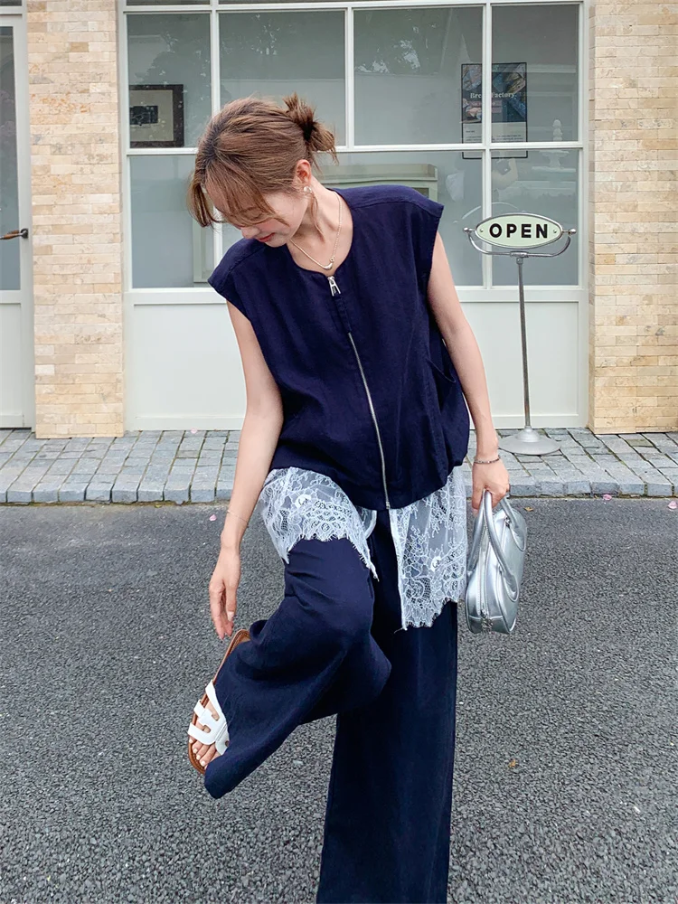 6月後半に着る服はどう選ぶ？深い青のレース切替ベストとワイドパンツが解決するリアルな悩み