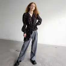 フラワープリントVネックブラックシャツ【ウエストシェイプ・不規則デザイン】