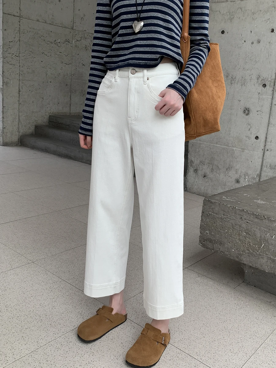 デニム コーデの基本ルールとは？ ホワイトハイウエストデニムパンツのシルエットと色使い