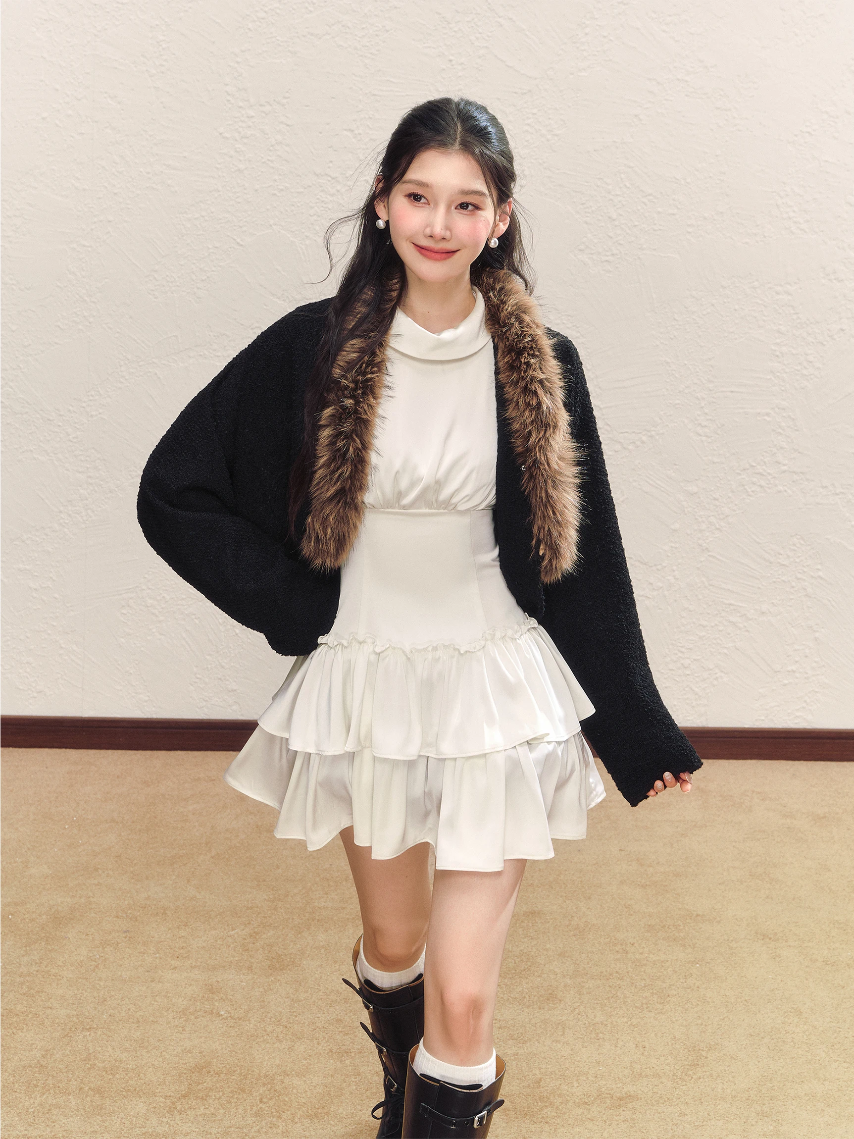 黒のふんわりカーディガンに毛領を羽織るときの旬の色は？