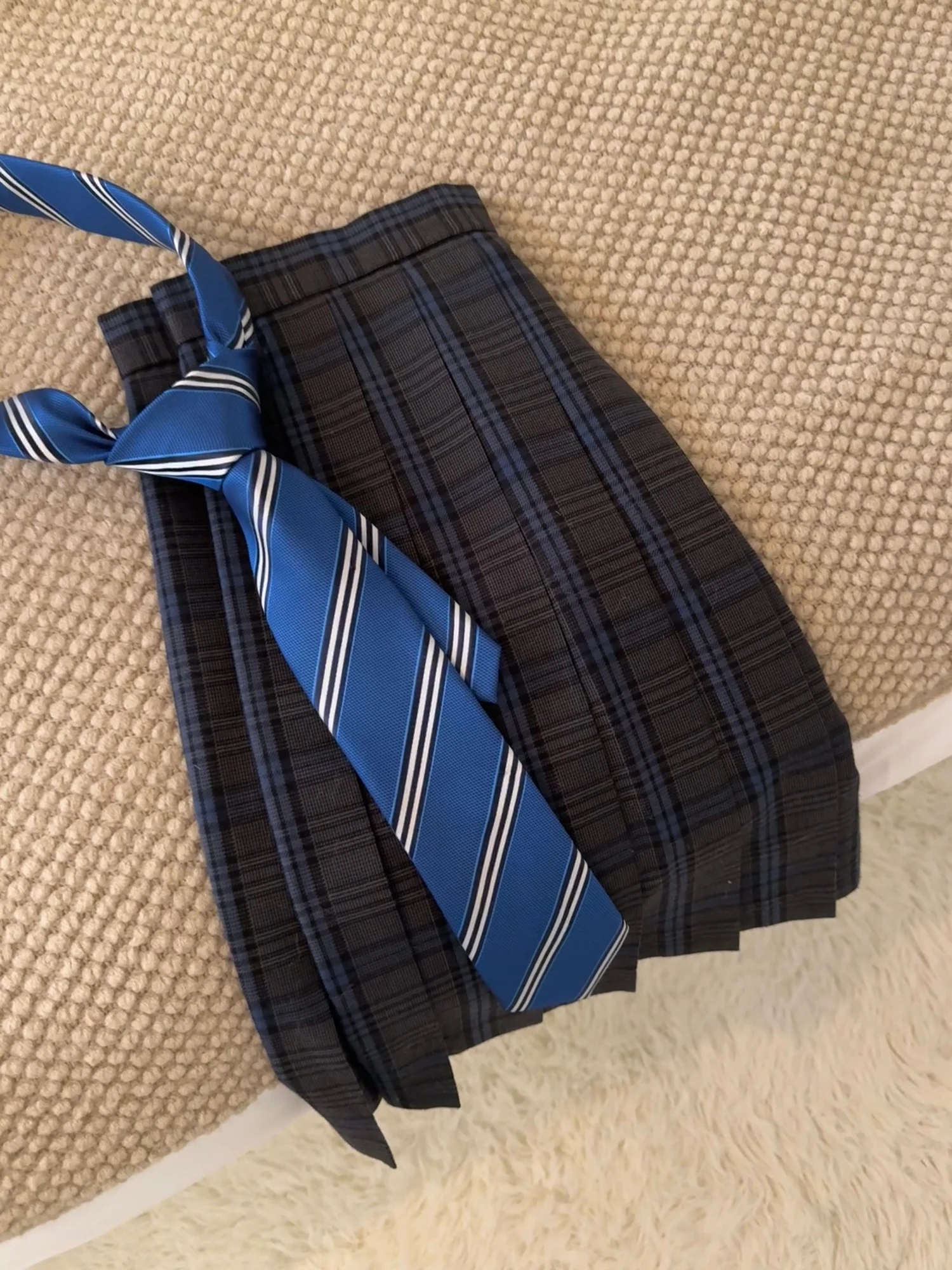 ネイビースーツ ネクタイ どうやって選ぶか？学校制服風ネクタイが通勤や写真にも活躍する理由