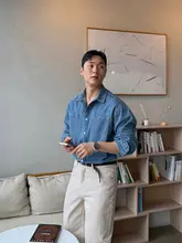 復古風ブルーウォッシュデニムシャツ【メンズ・秋用・ゆったりフィット・カジュアル】