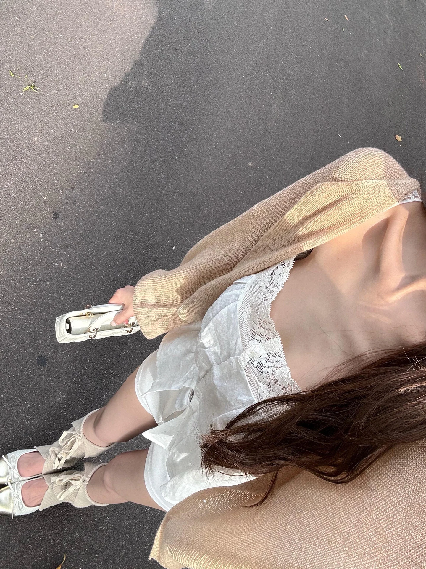 つなぎ着こなしに悩む30代女性に、今こそ選ぶべきカキ色リボンレッグウォーマーとは？