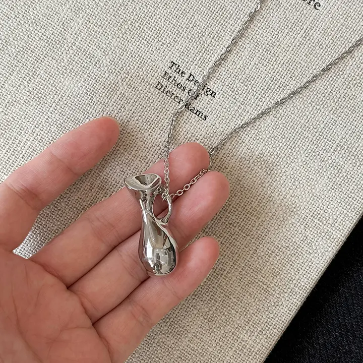 シンプルなデザインの銀色瓶型ペンダントネックレス【ロングセーター用・女性向け・アクセサリー】