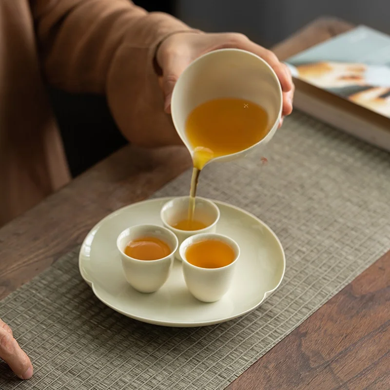 古風な陶器製茶器セット：青灰釉の茶受け皿とドライ浸漬用トレイの実用性