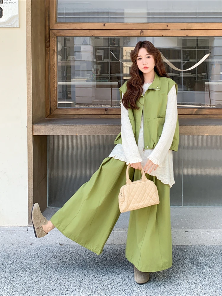 レトロなグリーンのワークベストとスカートの三点セット：ガーデニング服装の実用性とデザインバランス