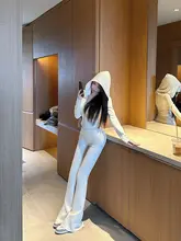 フィット感のあるフード付きセーターと微フレアパンツのセット（セットアップ対応）
