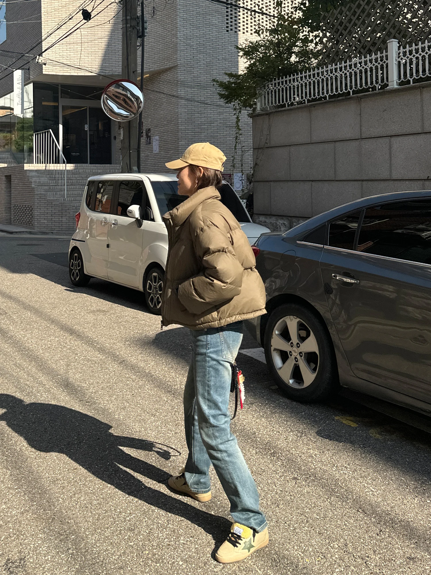 ママコーデの基本スタイルとは？白鹅绒ショートダウンジャケットで実践する暖かさとスタイリッシュさのバランス