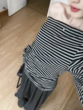 ストライプデザインのオフショルダー長袖Tシャツとハイウエストフレアスカート【夏用・女性用】（セットアップ対応）