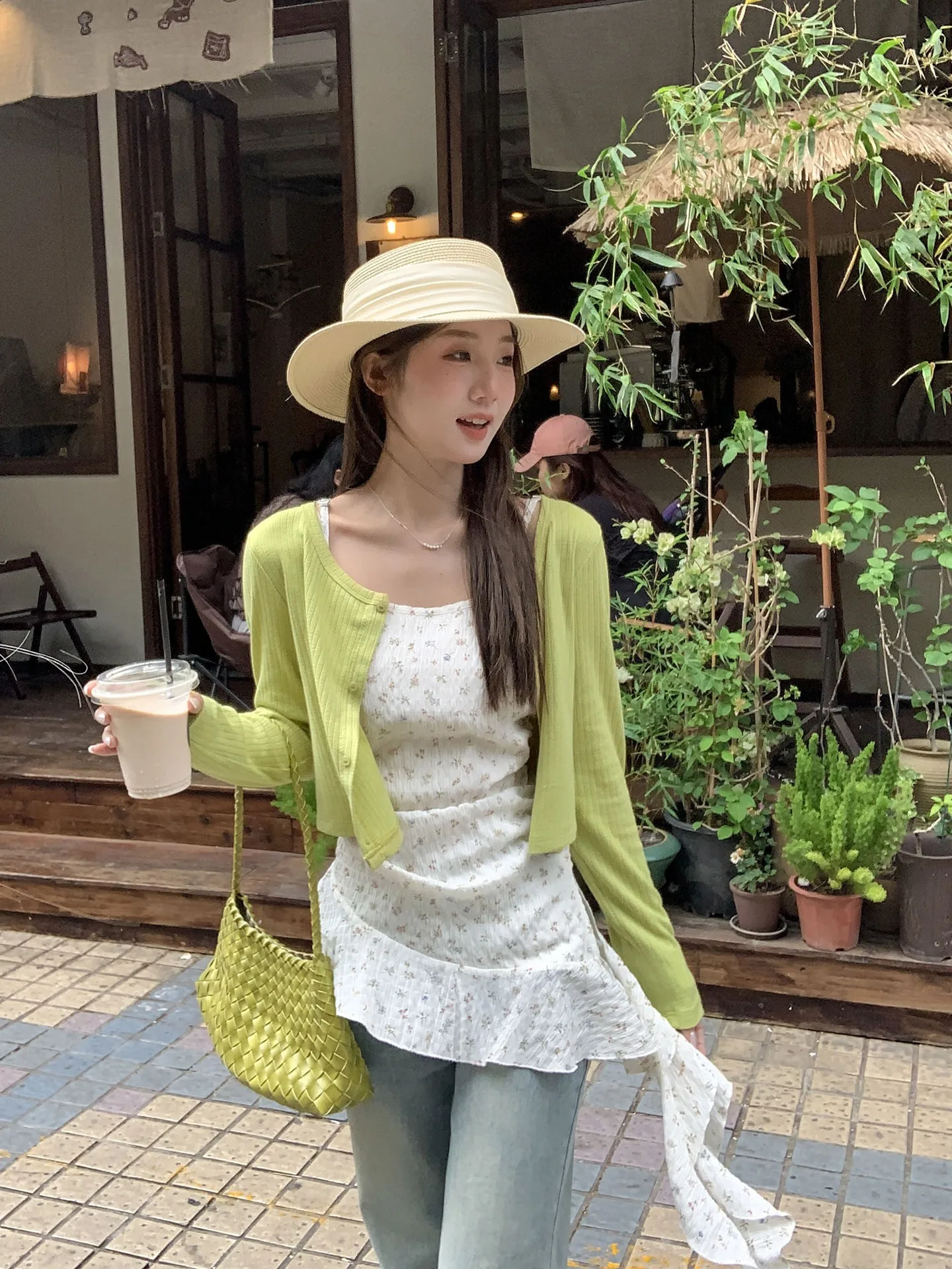 イエベ秋の春コーデで迷うなら、このグリーンストライプカーデが救う！