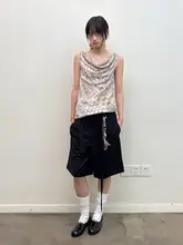 華やかなプリントのキャミソールタンクトップ