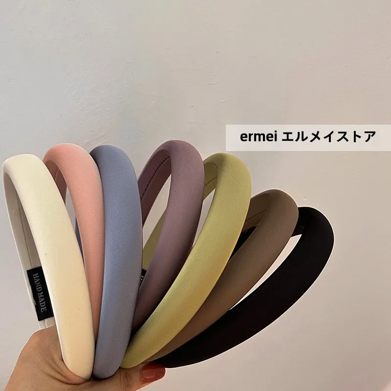 通勤の毎日で頭に「何をつけるか」が悩みになるなら、このヘアバンドが救う