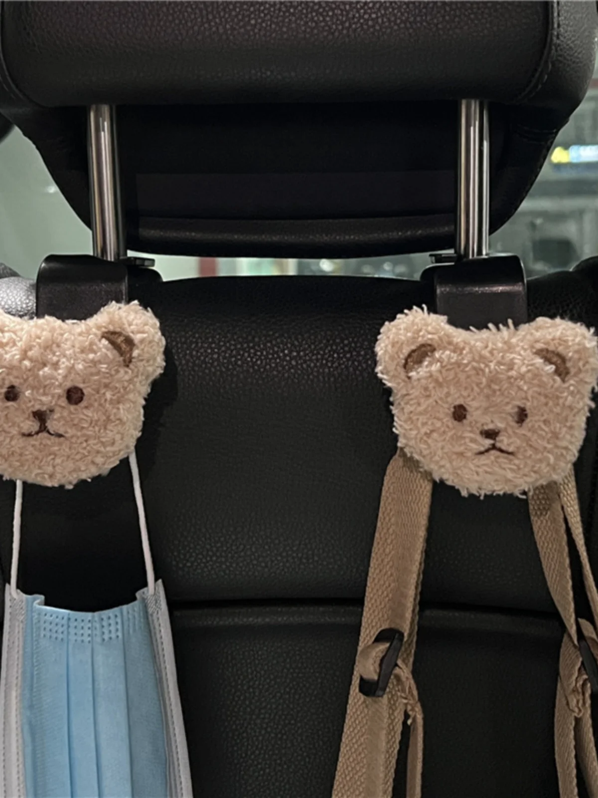 bulkhead seat に似た多機能アイテムはどれ？「座席背面用フック」が通勤生活を救う理由とは