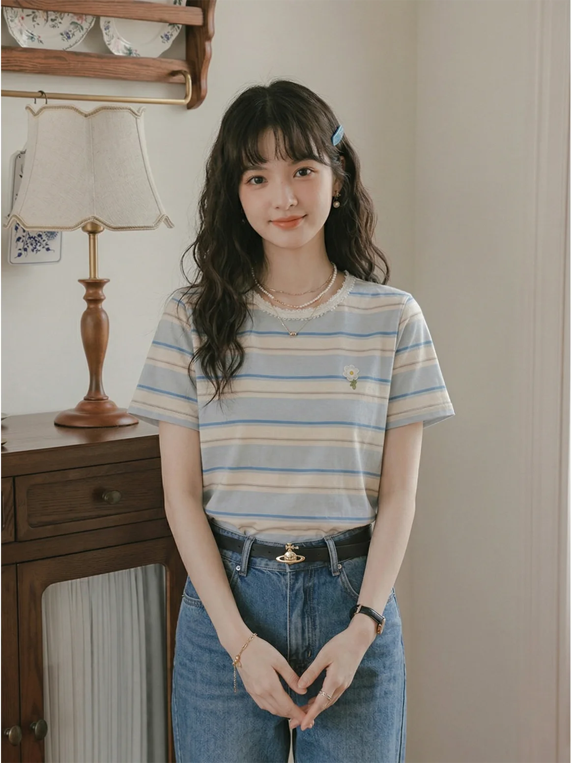 ピンクストライプのTシャツをどう選ぶ？通勤から日常まで、1つのアイテムで変わるスタイルの秘密