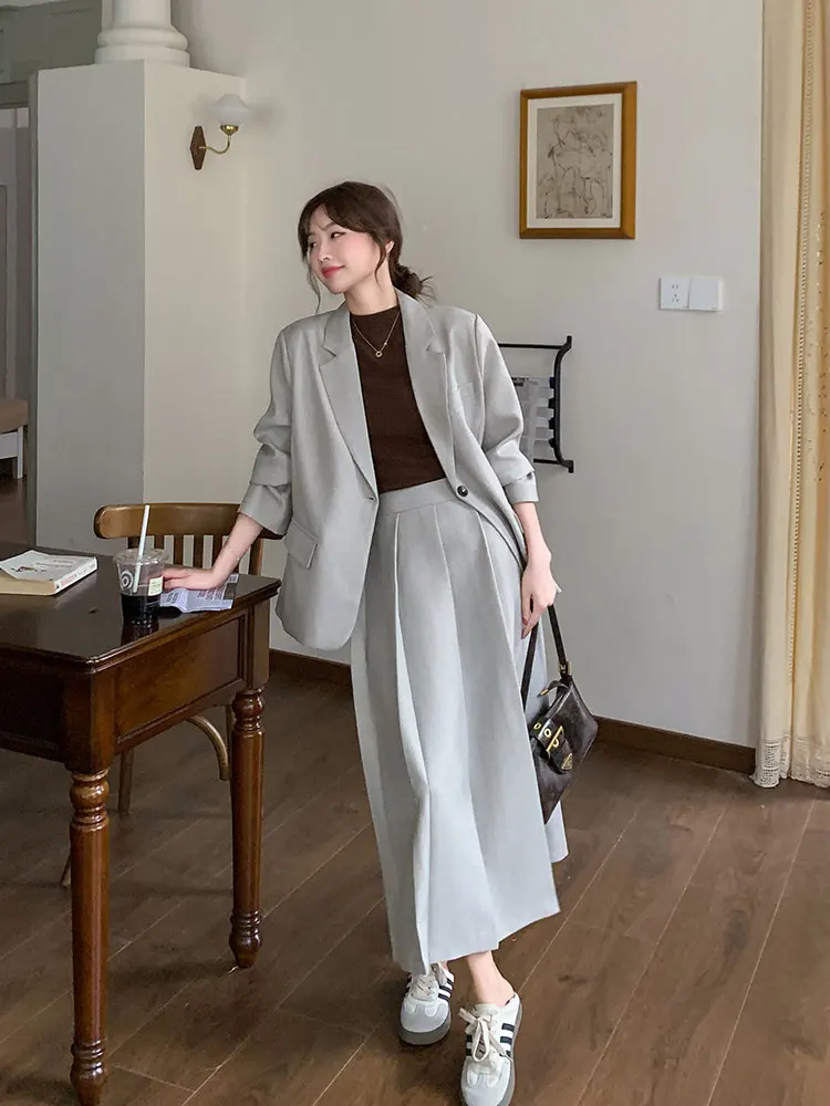 30代オフィスファッションで高級感とカジュアルのバランスを取るには？