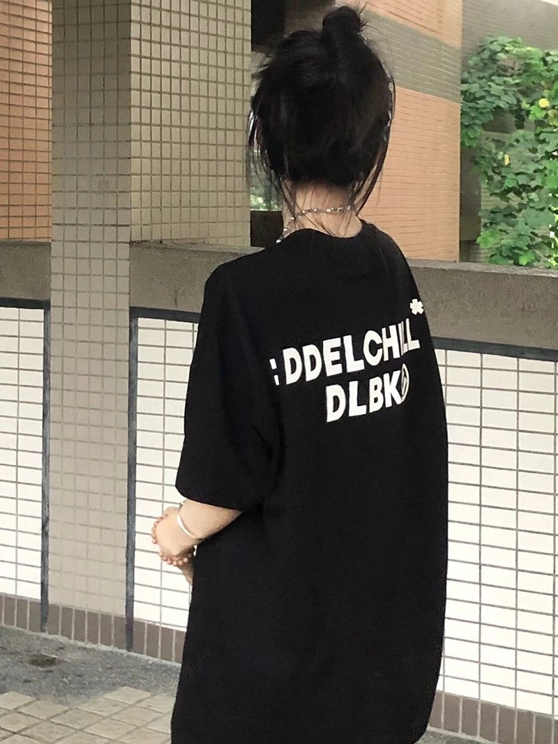 オーバーサイズTシャツを黒で選ぶべき理由は？リアルな着こなしと選び方を解説