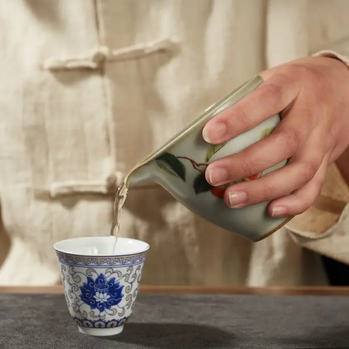 古風なデザインの大きな彩色茶器【公道杯・分茶器・茶漏れ架付き】