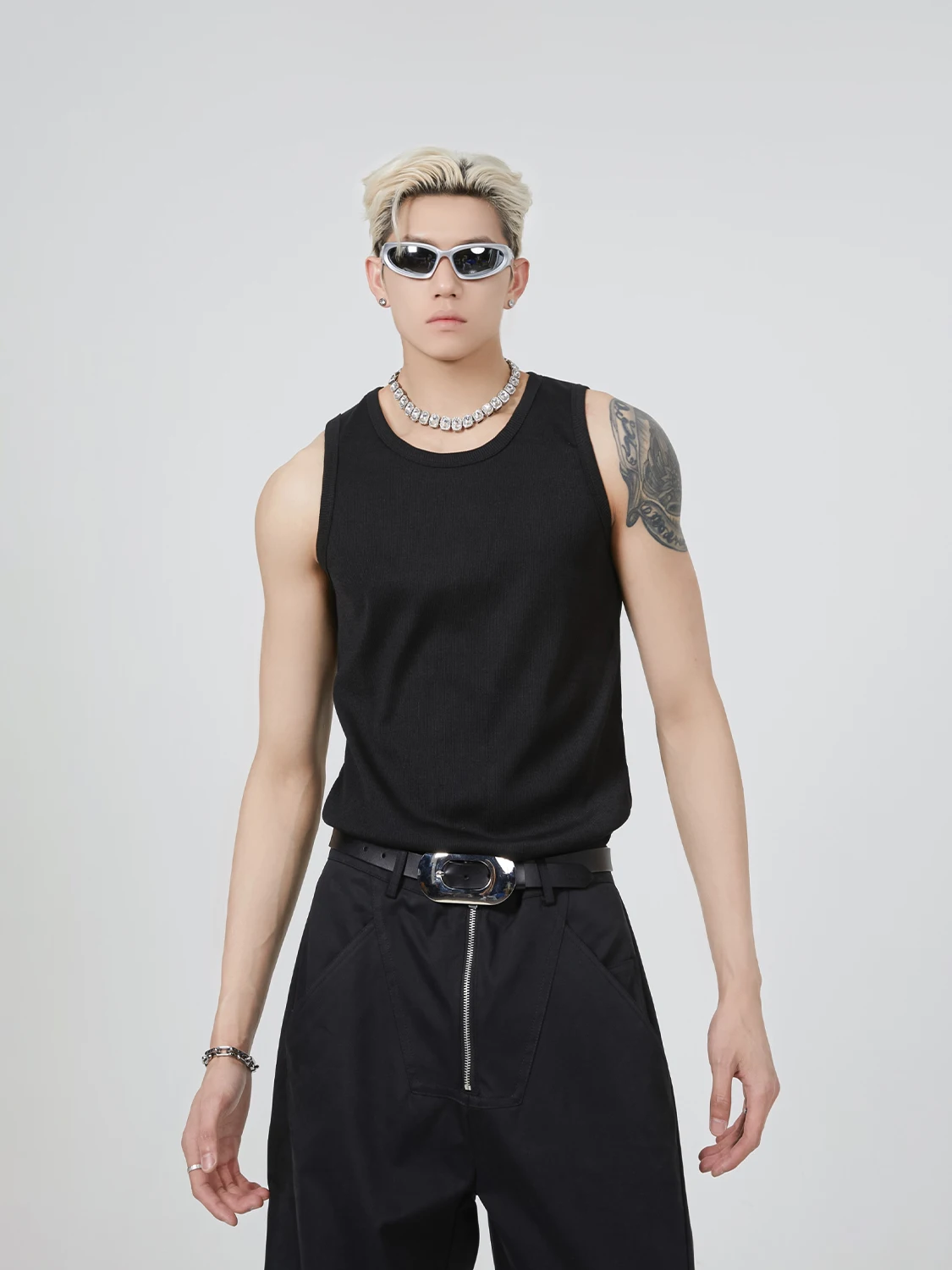 カットオフ tシャツは本当に必要？シンプルなノースリーブTシャツで夏のスタイルを変える方法
