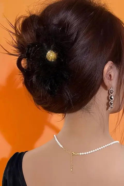 ブラックリボンとフェザーデザインのヘアクリップ【上品なスタイル・シュリンプクリップ】