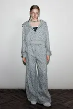 グレーの花柄フード付きカーディガンとバナナパンツ（セットアップ対応）