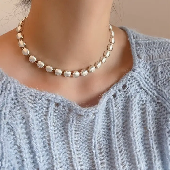 個性派デザインのラウンドプレートネックレス【洗練されたスタイル・女性用】