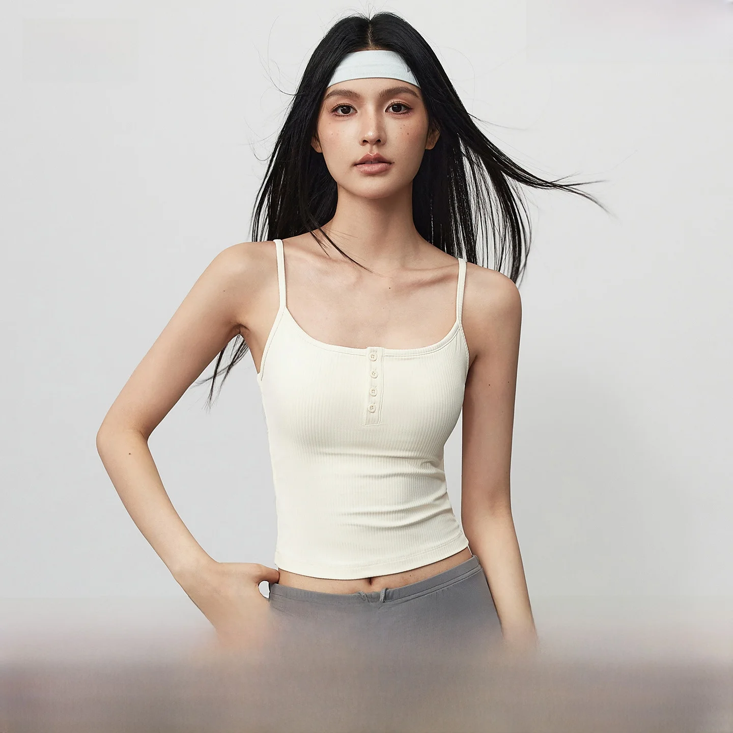 夏のランニングウェアで汗をかきながらも涼しさを保つ には？MITAOGIRLの方形ネックタンクトップが解決する