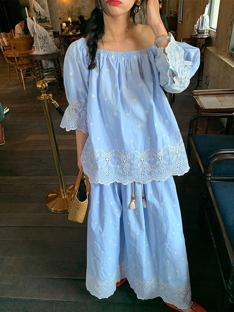 13度の服装で失敗しない春のコーデは？青い刺繍入り中空ピース2枚セットが解決する理由