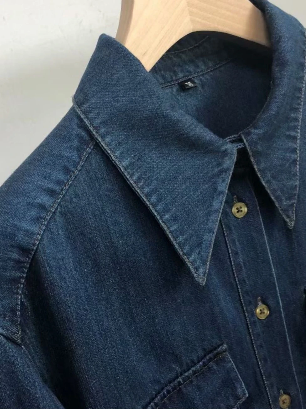 大人可愛い服 40代コーデ | レトロな青デニムシャツで心を落ち着かせる完全ガイド