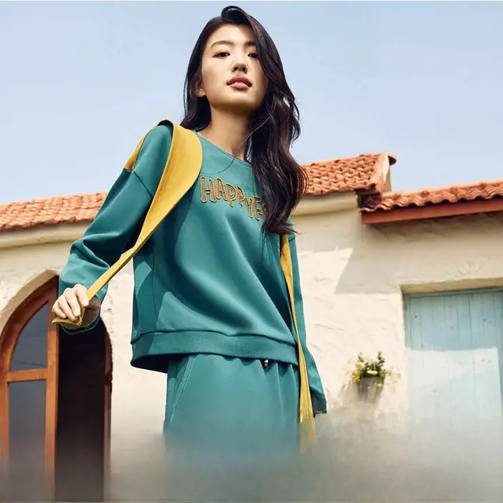 おしゃれで快適！ビッグレターデザインのバイカラーシャツ【秋用・スリーブ付き・カジュアル】