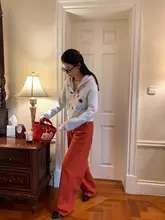 魅力的なデザインの秋冬用レッドデニムパンツ【ストレートシルエット・小柄向け】