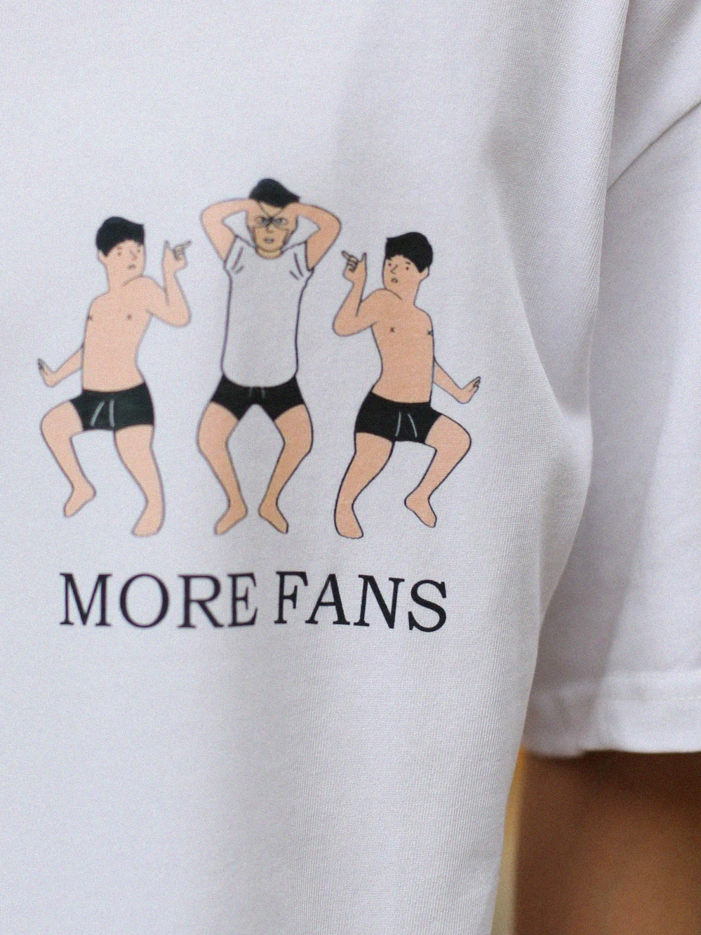 「象と三人の笑い声」が印象的なプリントTシャツは、どんな人にぴったり？