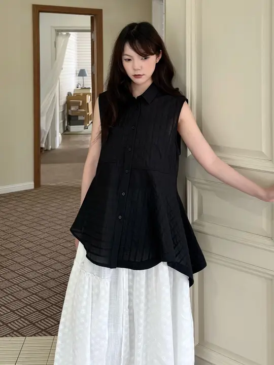 ブラックの不規則なフレアデザインのレディースシャツ【夏用・ノースリーブ・ストライプ】