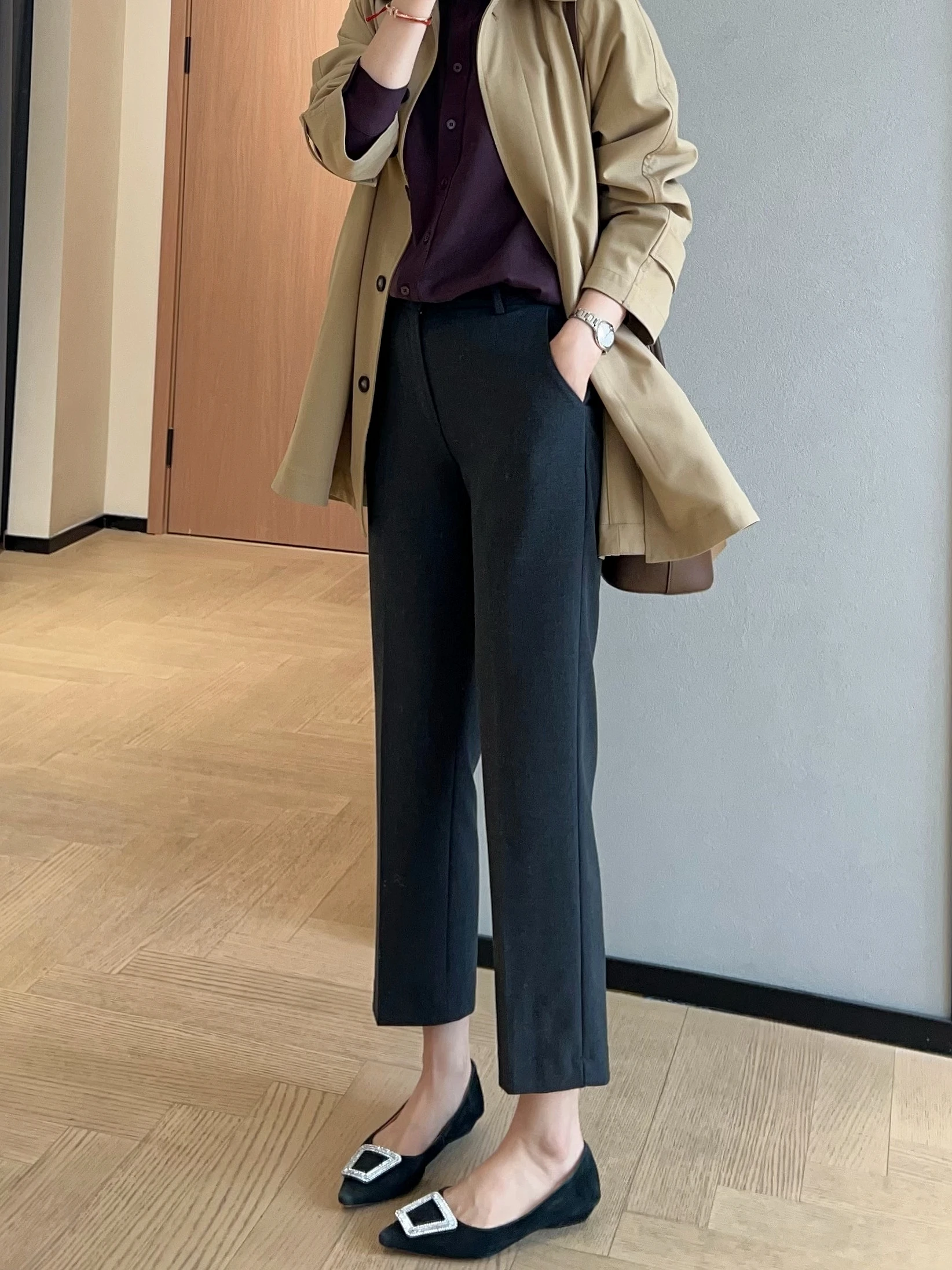 通勤の日常をシンプルに整えるには、どんなパンツが最適？
