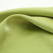 アボカドグリーンの光沢感ある天絲とコットン混合サテン生地【礼服や漢服用】