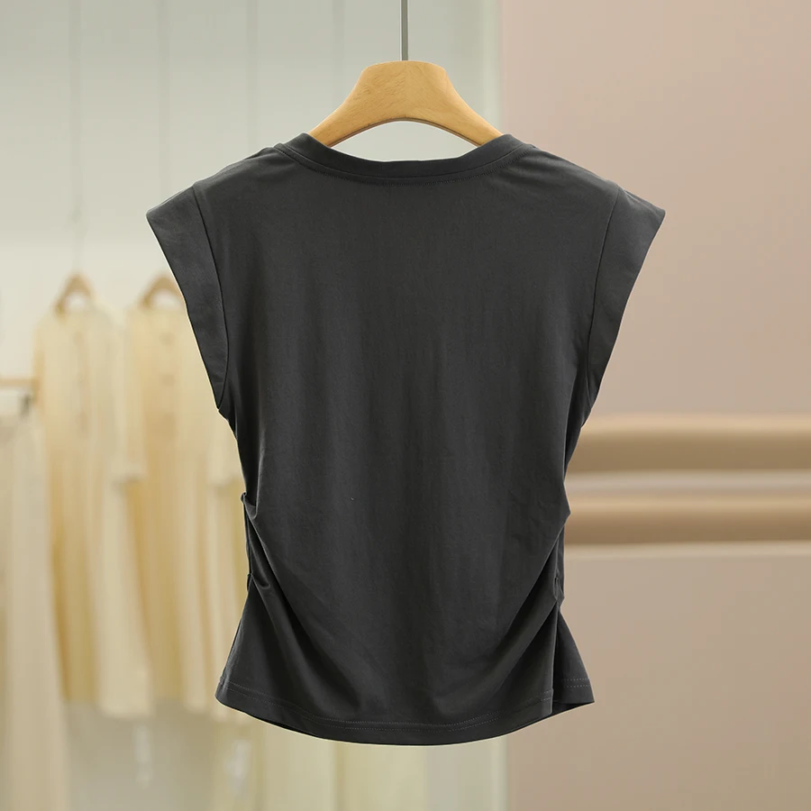 全身黒コーデ 夏にぴったりな「Vネック無袖Tシャツとスカート」は、どう選ぶ？