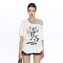 グラフィティデザインのオフショルダーショートスリーブTシャツ【夏用・ゆったりフィット】（セットアップ対応）