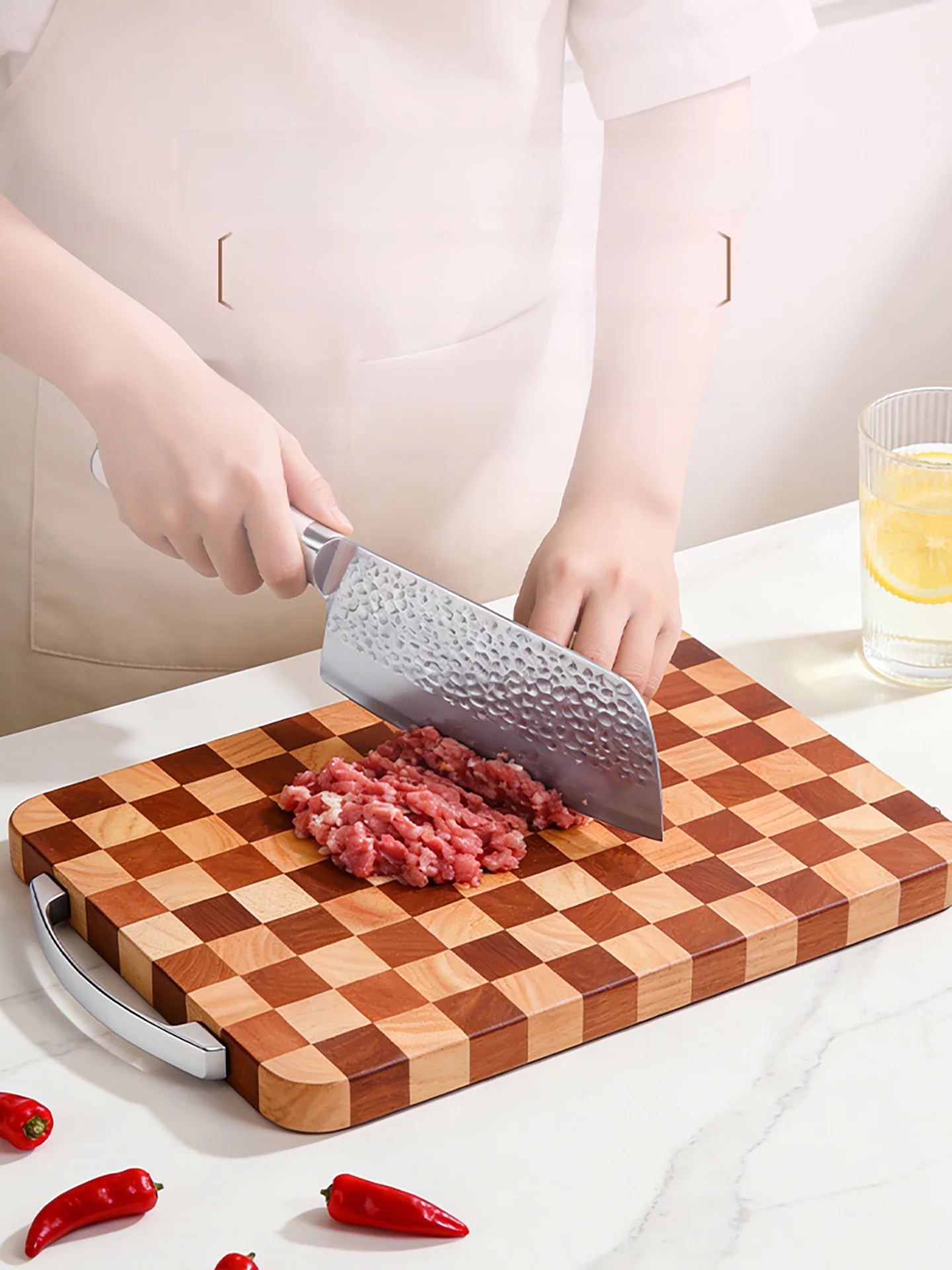 抗菌加工のウダン材を使用した木製まな板：チェスボードデザインのキッチン用途に最適な選択肢