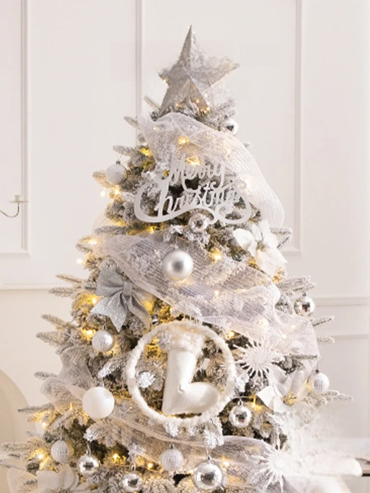 大型クリスマスツリー装飾品：雪をかぶった木のインテリアがホームパーティーに与える影響