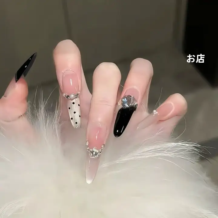 バレエスタイルのクリスタル猫目ドットデザインネイル【手作り・中長丈・高級感】