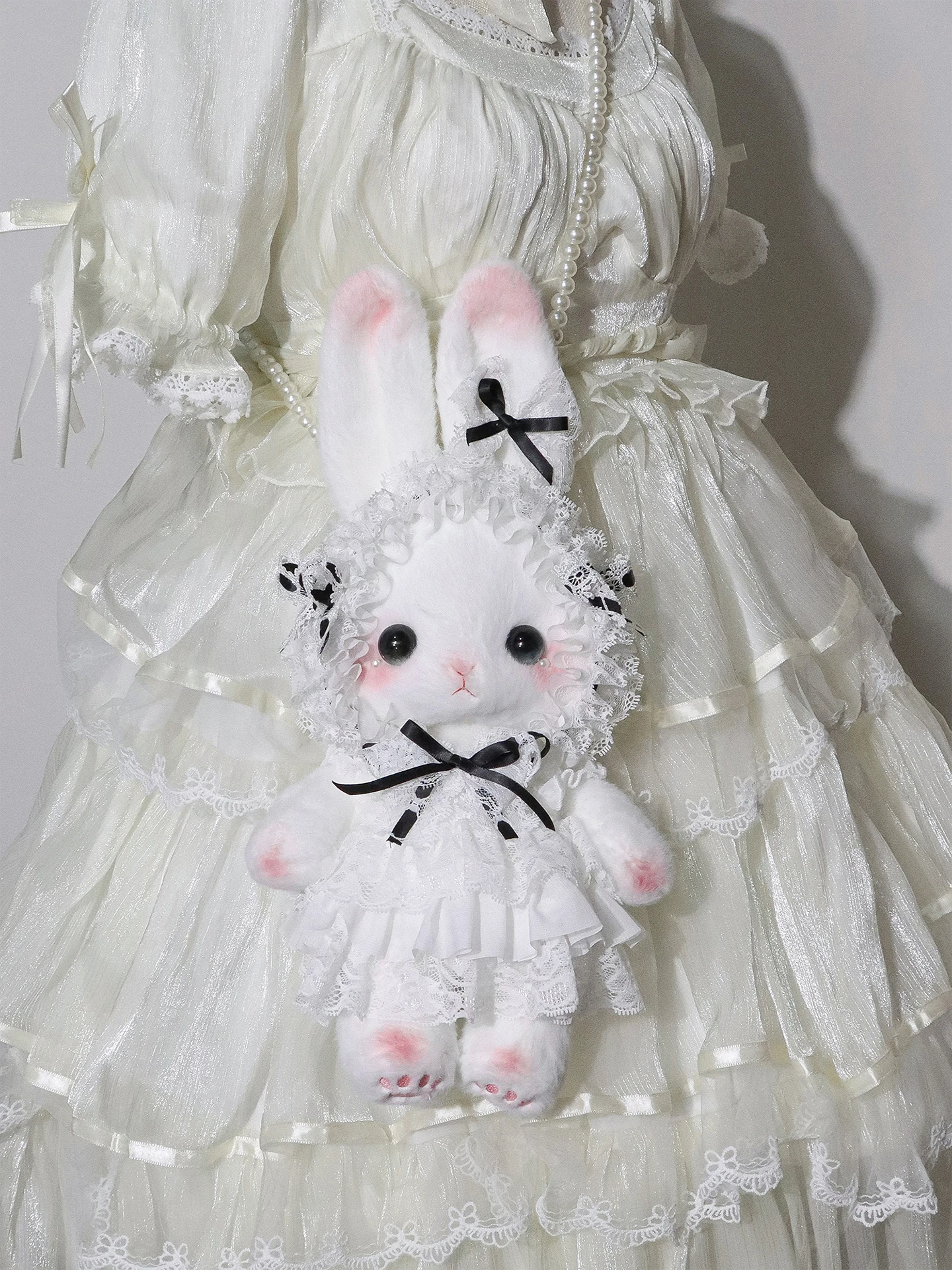 立ち耳うさぎデザインの黒いハンドメイドバッグ：ドットバッグとフェルトバッグの使い分けと実用性