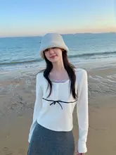 シンプルで可愛い！レース付きサワークリーム風ロングスリーブTシャツ【女性用・四角いネックライン】