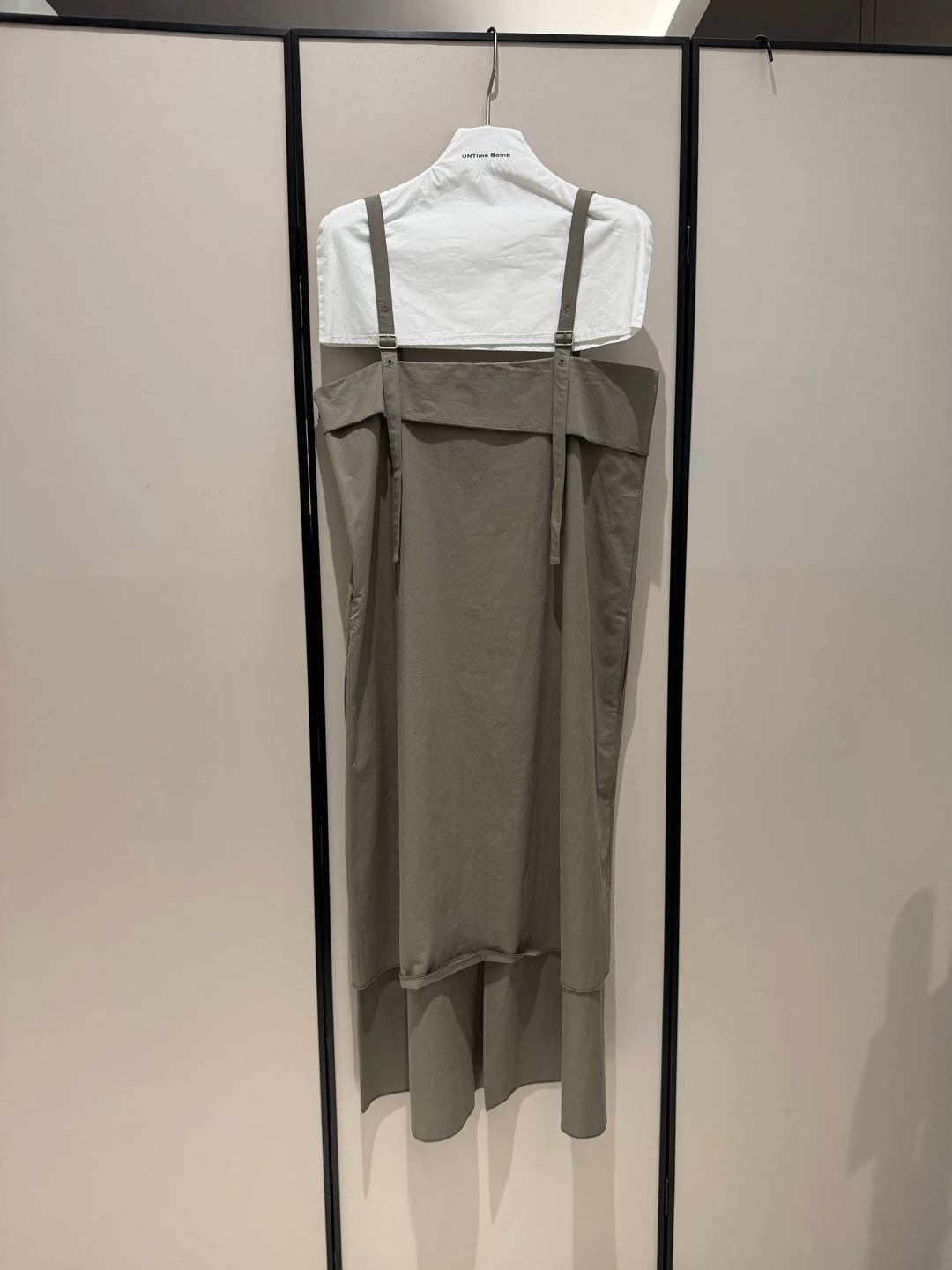 だぼっとした服を着るなら、今こそ選ぶべき「クラインブルーのA字裙」は？